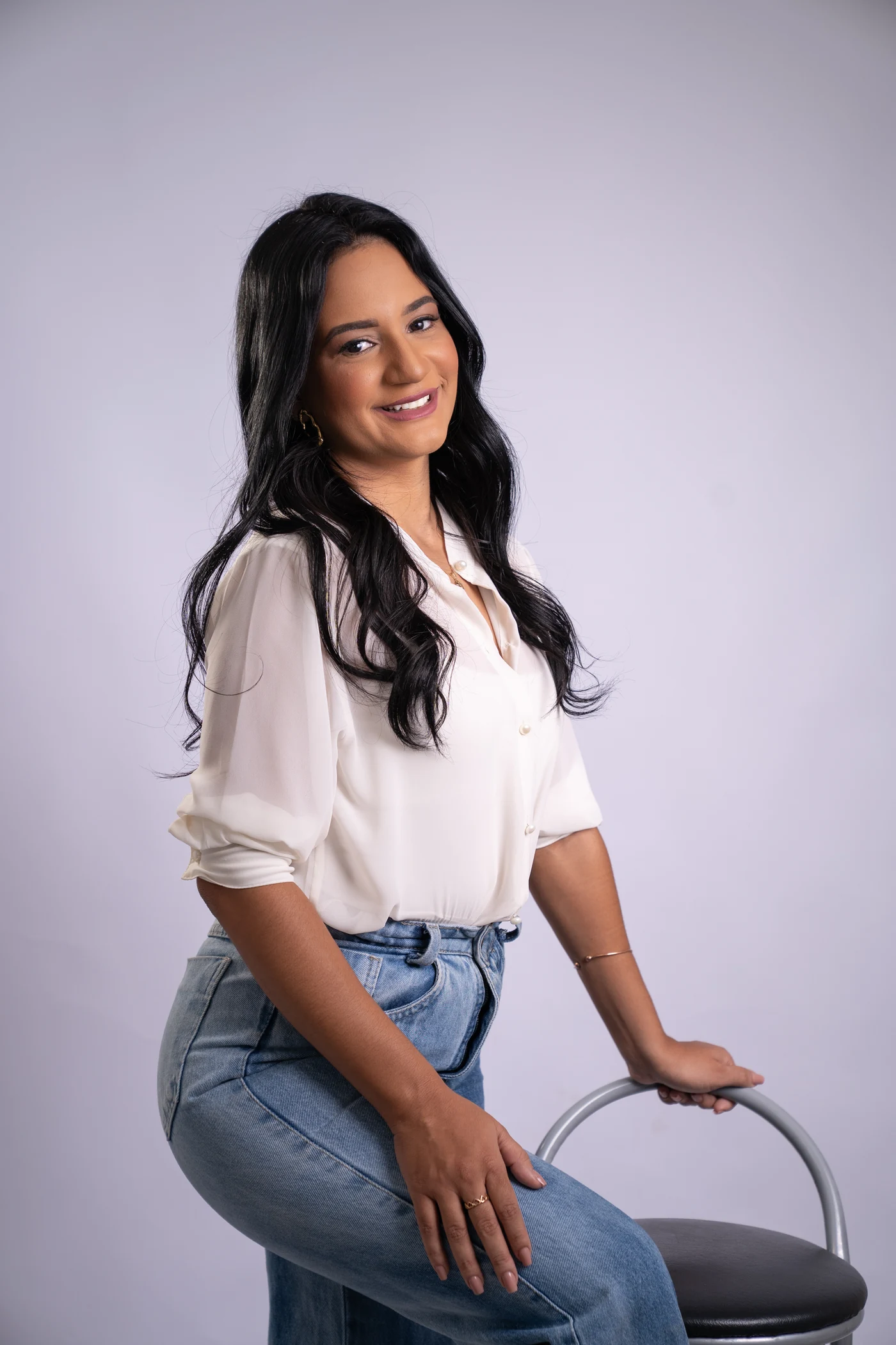 Karol Martins, nutricionista, sorrindo em retrato profissional